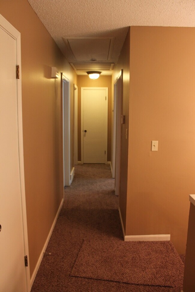 Building Photo - AVAILABLE NOW! Beautiful 3 Bedroom Home in...