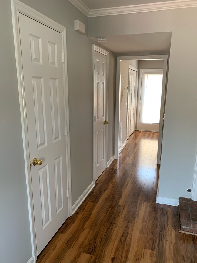 Building Photo - 830 Brentwood Pointe