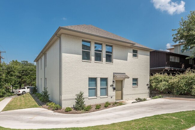 Building Photo - * MOVE IN SUMMER 2028 *  5 Bed  3 Bath Walking Distance to TCU Campus