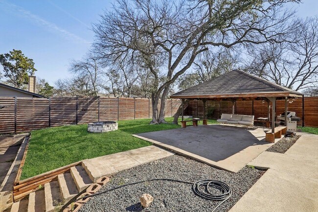 Building Photo - 7205 Twisted Oaks Dr