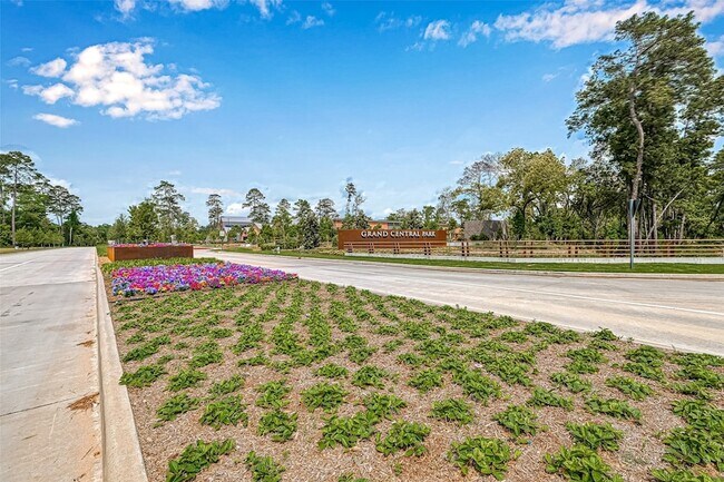 Building Photo - 323 Highland Bayou Dr