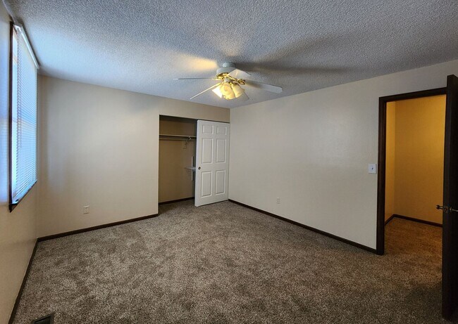 Building Photo - Beautiful 4 Bedroom Home on Cul Du Sac Wit...