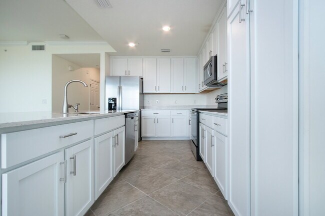 Building Photo - Riverfront Condo - 2 bed - 2 bath for rent