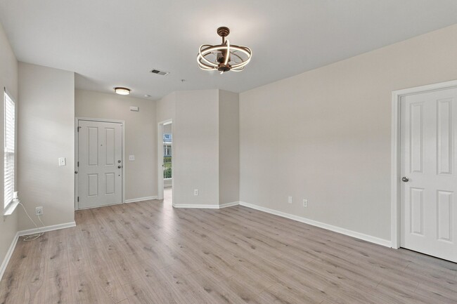 Building Photo - 2055 Hemlock Dr