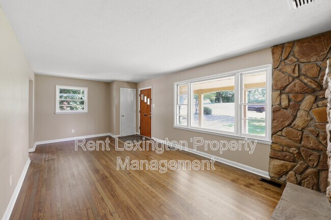 Building Photo - 141 Zandale Dr