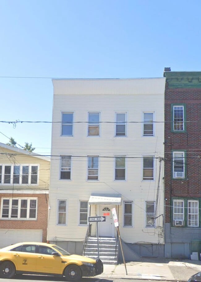 Building Photo - 47 Logan Ave