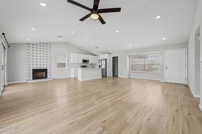 Building Photo - 908 W Ross Ave