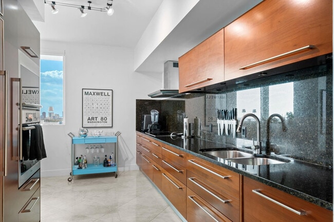 Building Photo - 101 S Fort Lauderdale Beach Blvd