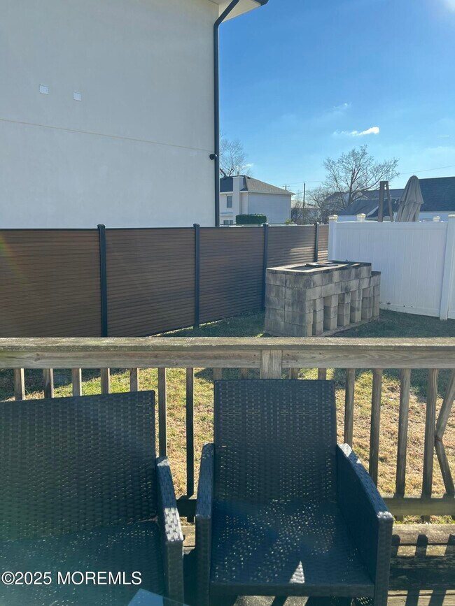 Building Photo - 987 Woodgate Ave