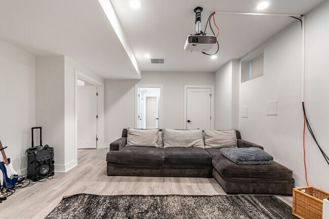 Building Photo - 19 Shute Path