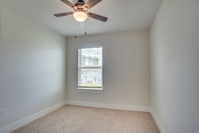 Building Photo - Spacious North Pensacola Townhome Featuring Modern Finishes, Granite Kitchen, Private Garage, Com...