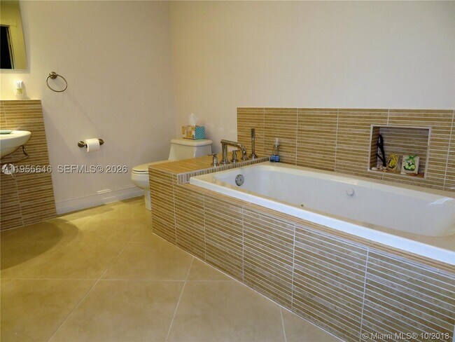 Building Photo - 6471 Bay Club Dr