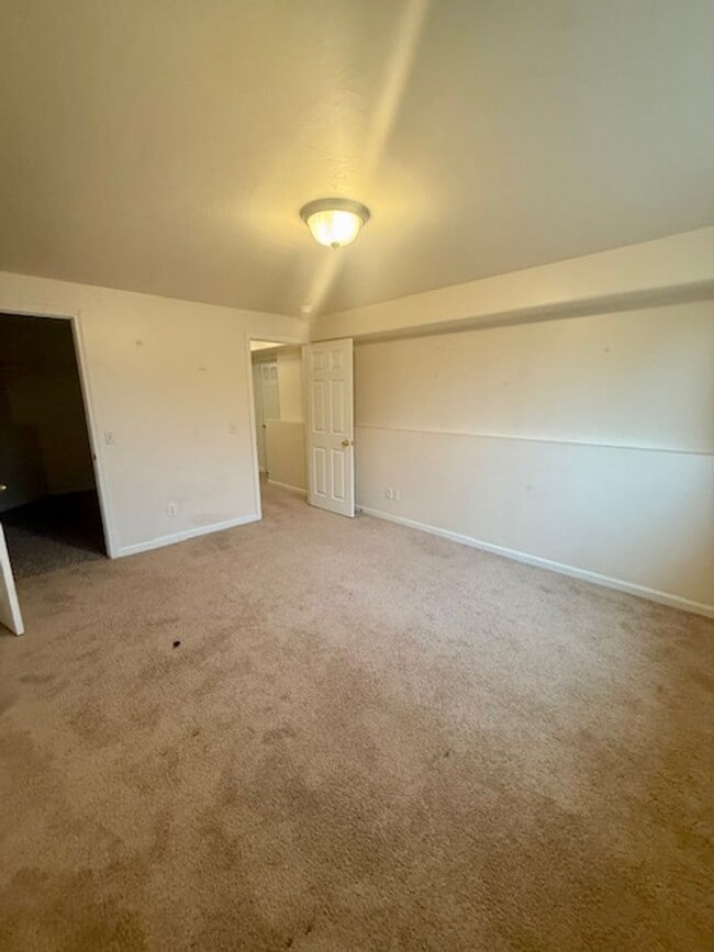 Building Photo - Spacious 4 Bed / 3 Bath Duplex on 1 Acre –...