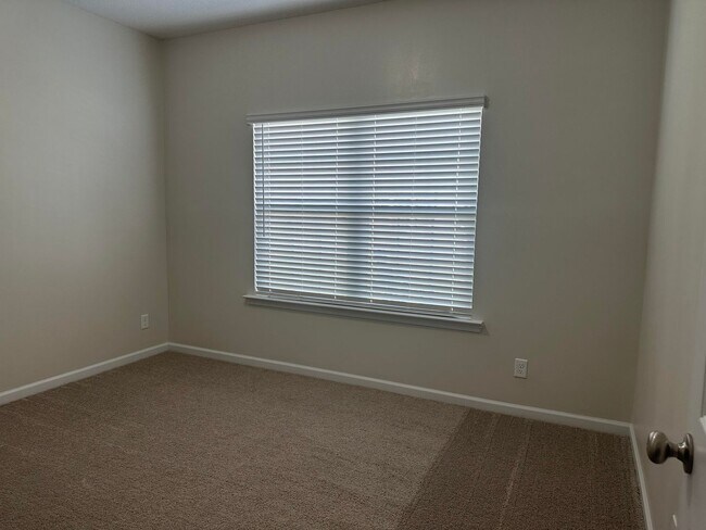 Building Photo - RATE DROP ALERT (was $2,550/month) AND SUM...