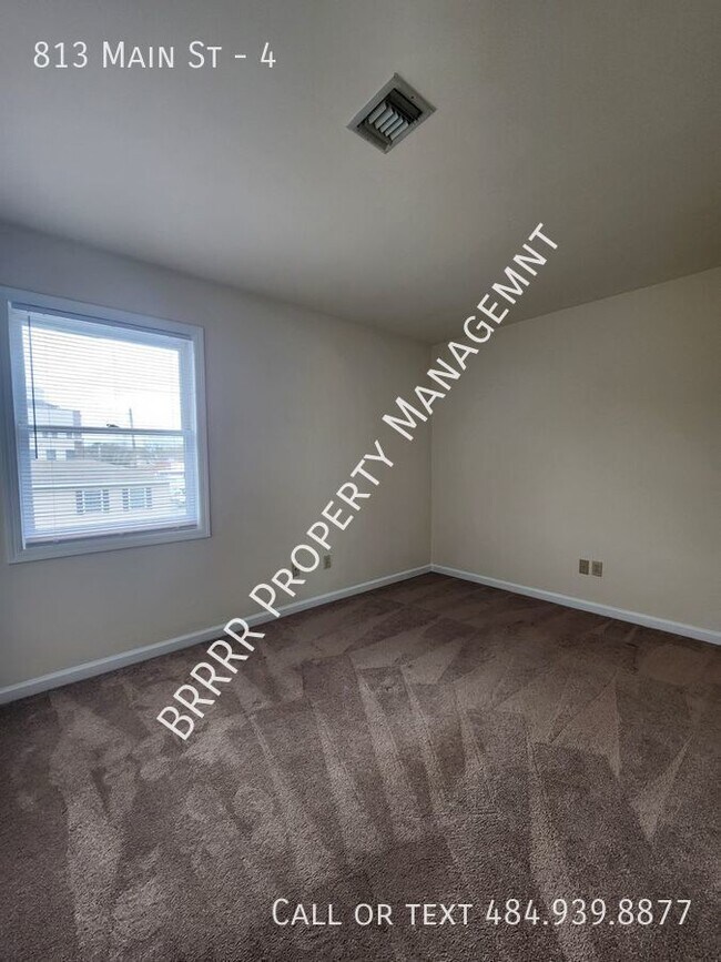 Building Photo - Garabe parking, storage unit and on-site l...