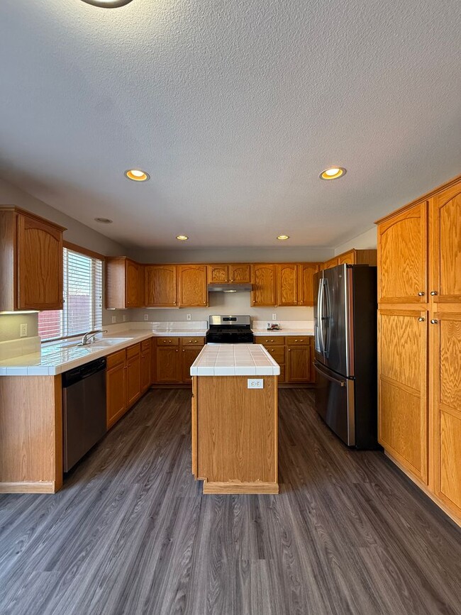 Building Photo - Beautiful River Oaks Large Two Story Home With Three Car Garage