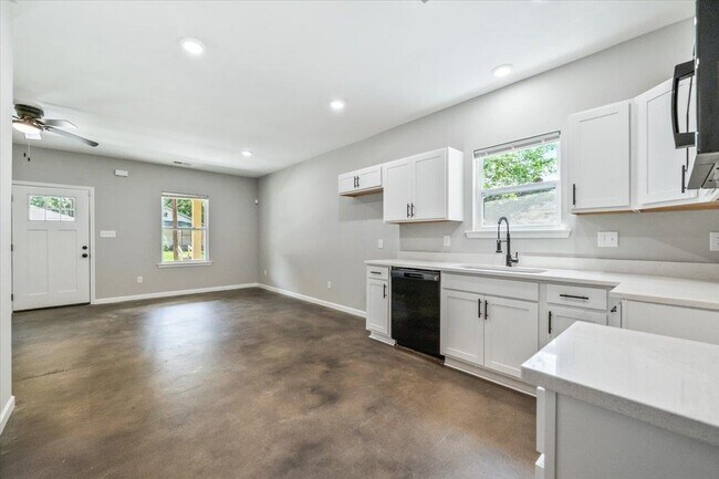 Building Photo - 2844 Nathan Ave