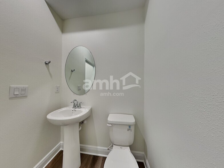 Building Photo - 27178 St Andrews Ave