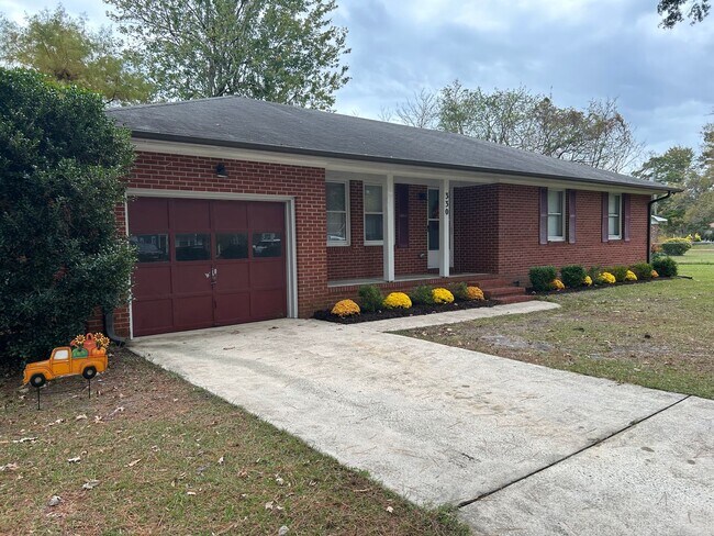Building Photo - Brick single family