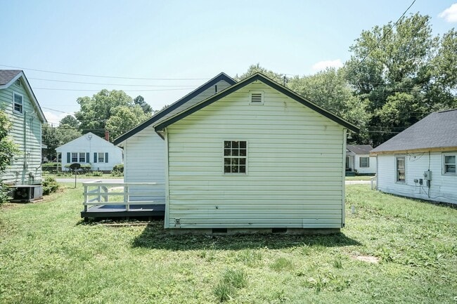 Building Photo - 423 E Rockspring St