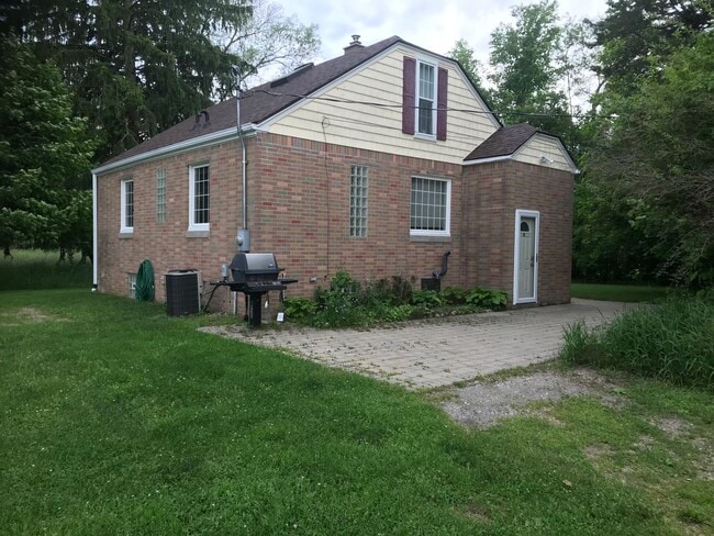 Building Photo - Lenox Township home on 5 acres