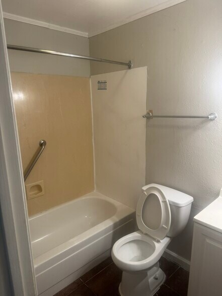 bedroom 1 restroom - 1150 Shilo Ave