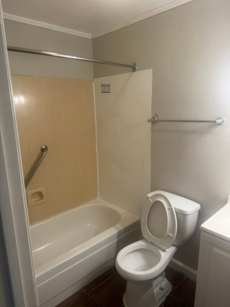 bedroom 1 restroom - 1150 Shilo Ave