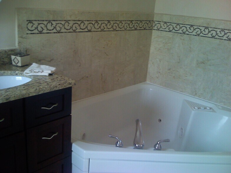 Building Photo - 2539 W Lunt Ave