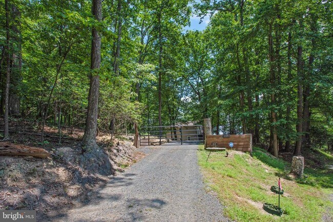 Building Photo - 1619 Summit Dr