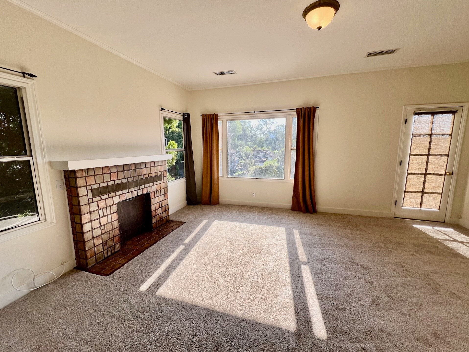 Living area - 2256 Glendale Blvd