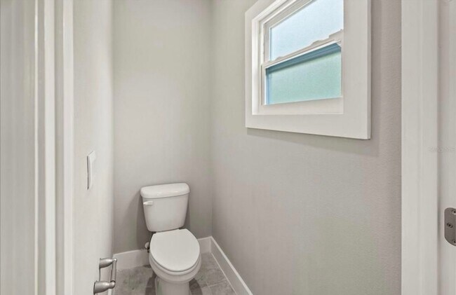 Building Photo - 5 Bedroom Single Family Home in Deltona