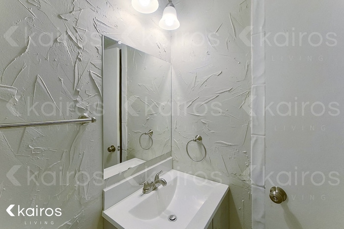 Building Photo - 914 W Pleasant Run Rd