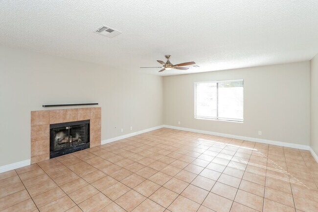 Building Photo - 390 Newbury Ct