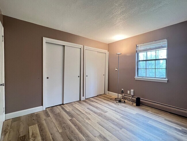 Building Photo - 549 Russell Rd