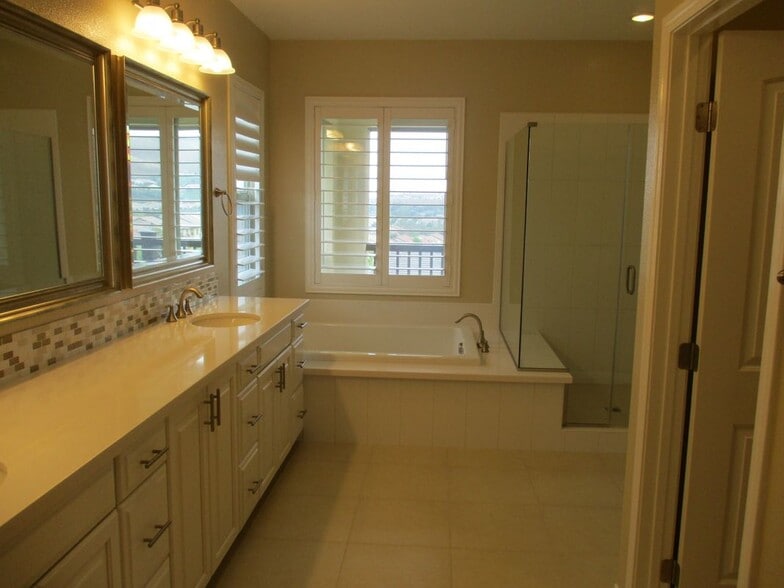 Building Photo - 12 Farra