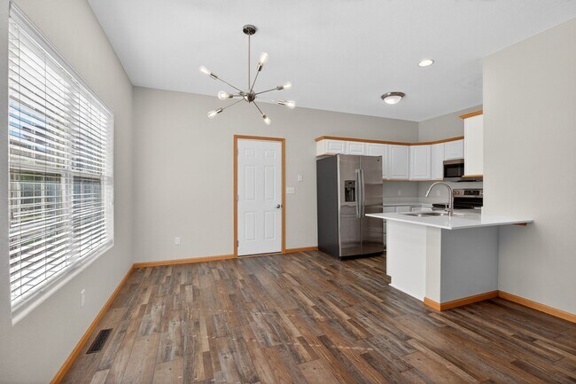 Building Photo - 3 Bedroom 3.5 bath