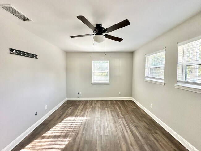 Building Photo - Pecan St. (LEASE UP ONLY)