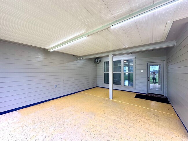 Building Photo - 43283 Pond View Dr