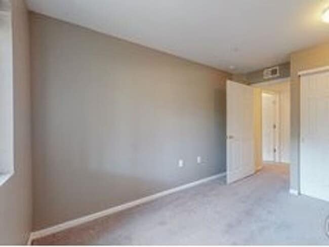 Building Photo - Cozy Two Bed/Two Bath Condo in Convenient ...