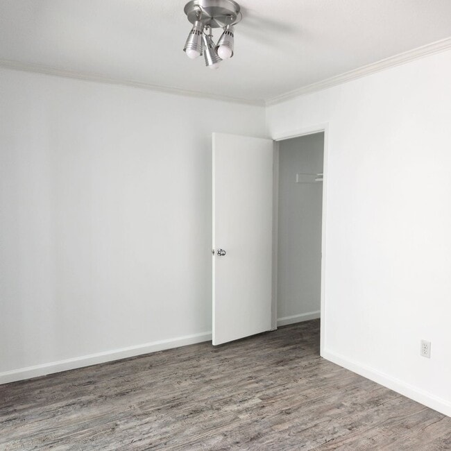 Building Photo - Tierrasanta 4 bedroom 2.5 bath townhouse w...