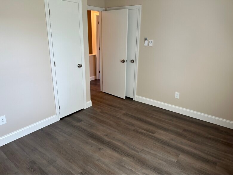 Building Photo - 4 Oakwood Dr