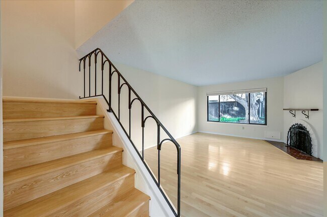Building Photo - 10 Pueblo Dr
