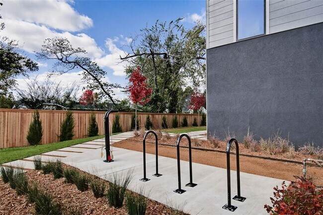 Building Photo - 212 NW 9th St