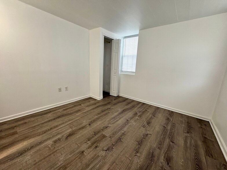 Building Photo - 2 Hollowbrook Pl