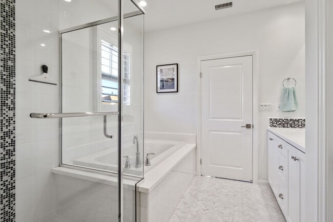 Building Photo - Thoughtfully Renovated 3 Bed, 2.5 Bath Sin...