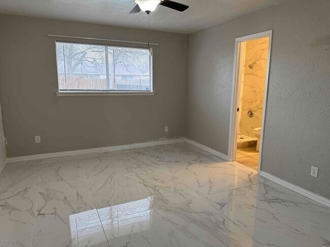 Building Photo - 10125 Peppertree Ln