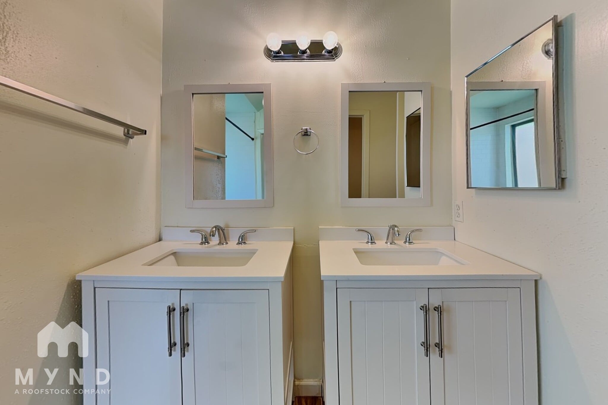 Building Photo - 10002 Green Valley Ln