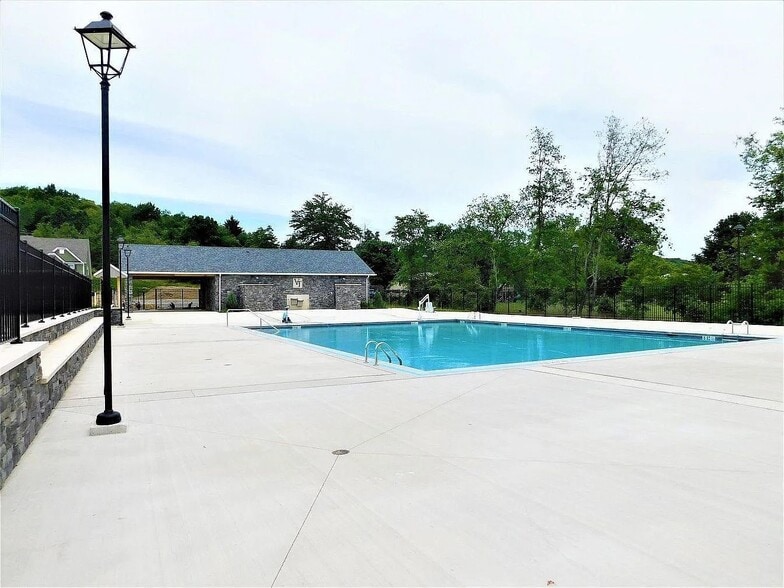 Community-Swimming Pool - 2010 Hemlock Ln