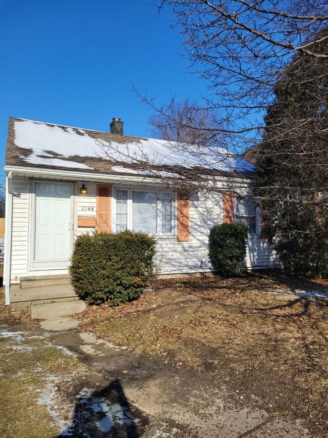 Primary Photo - Quaint 2 Bedroom 1 bath home in south Toledo!