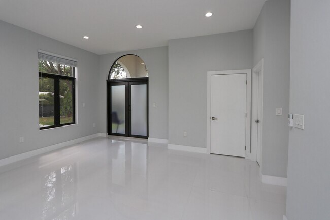 Building Photo - 5126 SW 57th Ave